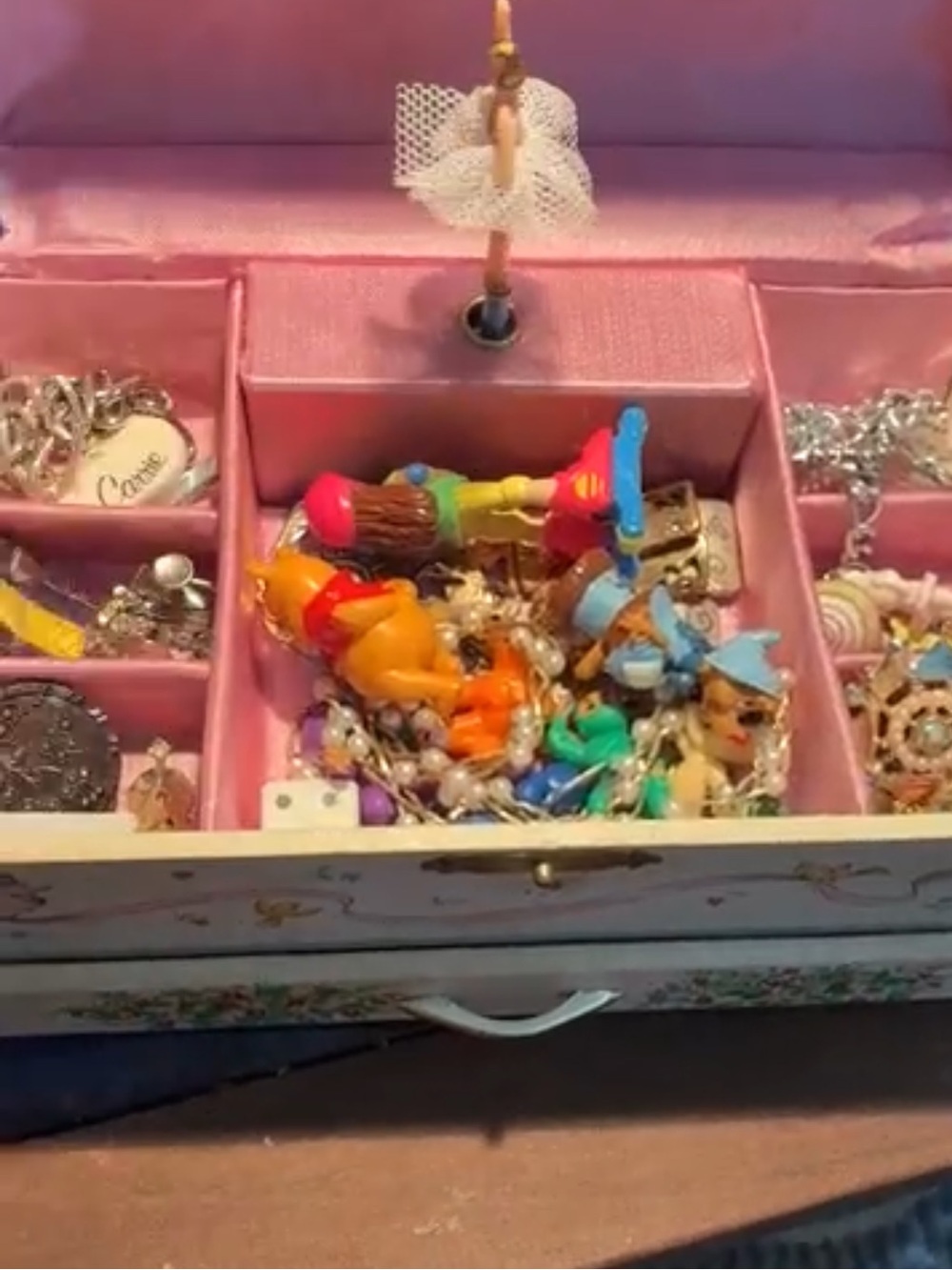 Vintage jewelry box with contents read description